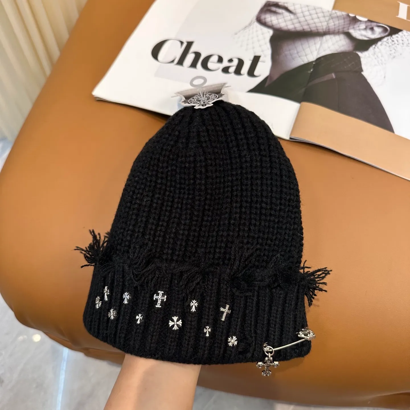 P70 🤍Chrome hearts new autumn and winter cross knitted hat🧶 One of the must-have hats in autumn and winter~ It really looks good on whoever wears it~, it is also a perfect match in black and white and gray in autumn~